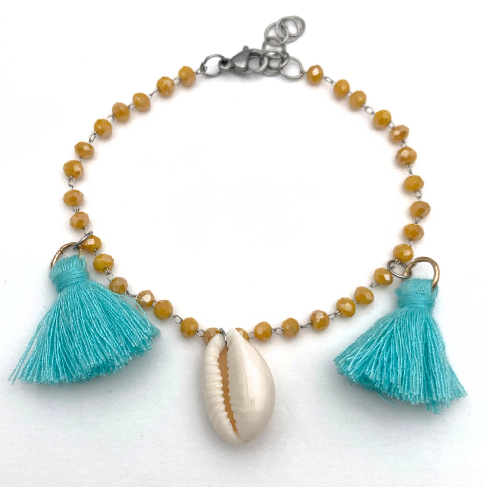 bracciale in acciaio silver con perline sfaccettate color senape e nappe celesti e conchiglia pendenti