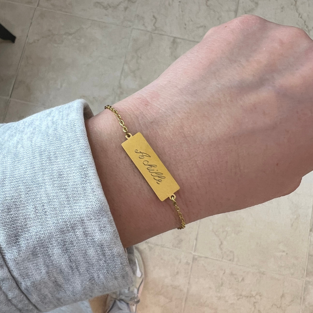 bracciale in acciaio gold con personalizzazione incisa sulla targhetta