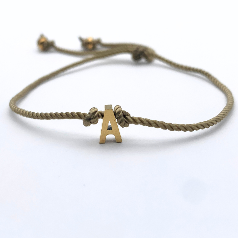 bracciale con lettera in acciaio gold e cordino intrecciato verde acido scorrevole