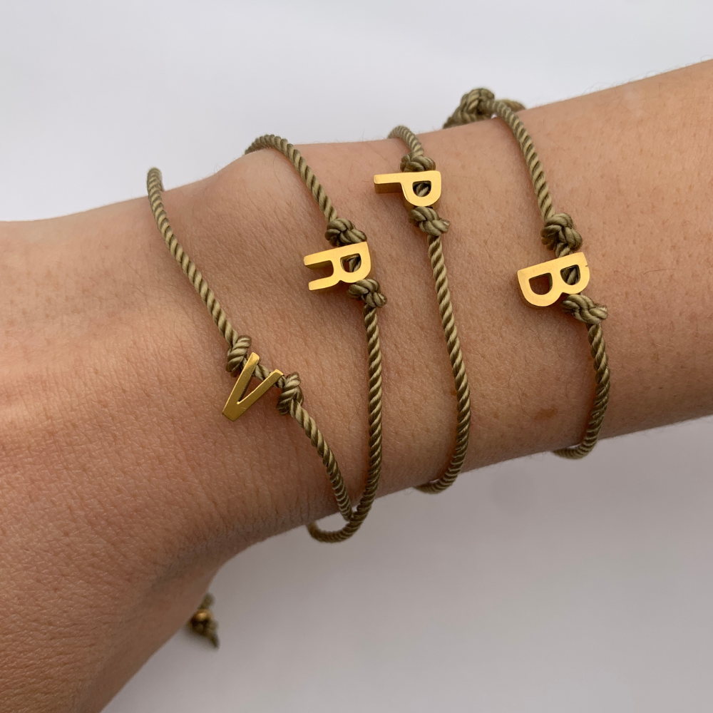bracciale con lettera in acciaio gold personalizzata e cordino torchon verde acido
