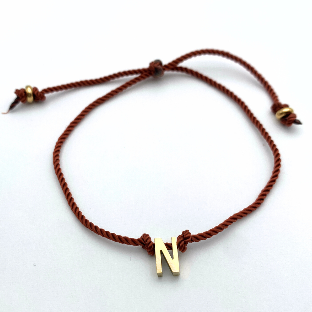 bracciale con cordino rosso ramato torchon con chiusura scorrevole e lettera personalizzata in acciaio gold