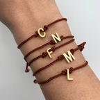 bracciale con cordino rosso ramato torchon con chiusura scorrevole e lettera personalizzata in acciaio gold