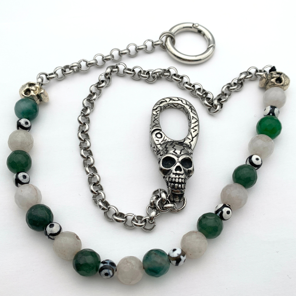 catena per i jeans in acciaio silver testa di teschio con pietre naturali verde bianche e nere