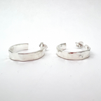 orecchini in argento rodiato piatti e martellati