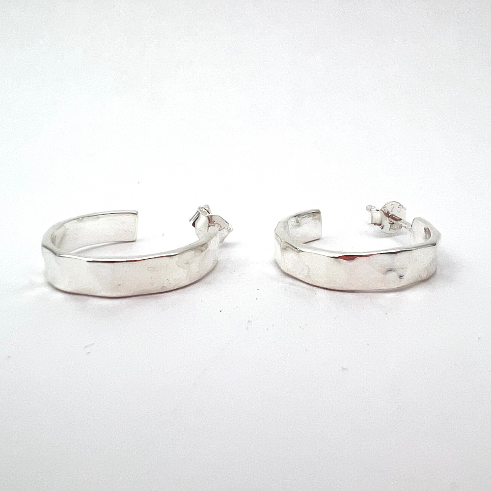 orecchini in argento rodiato piatti e martellati