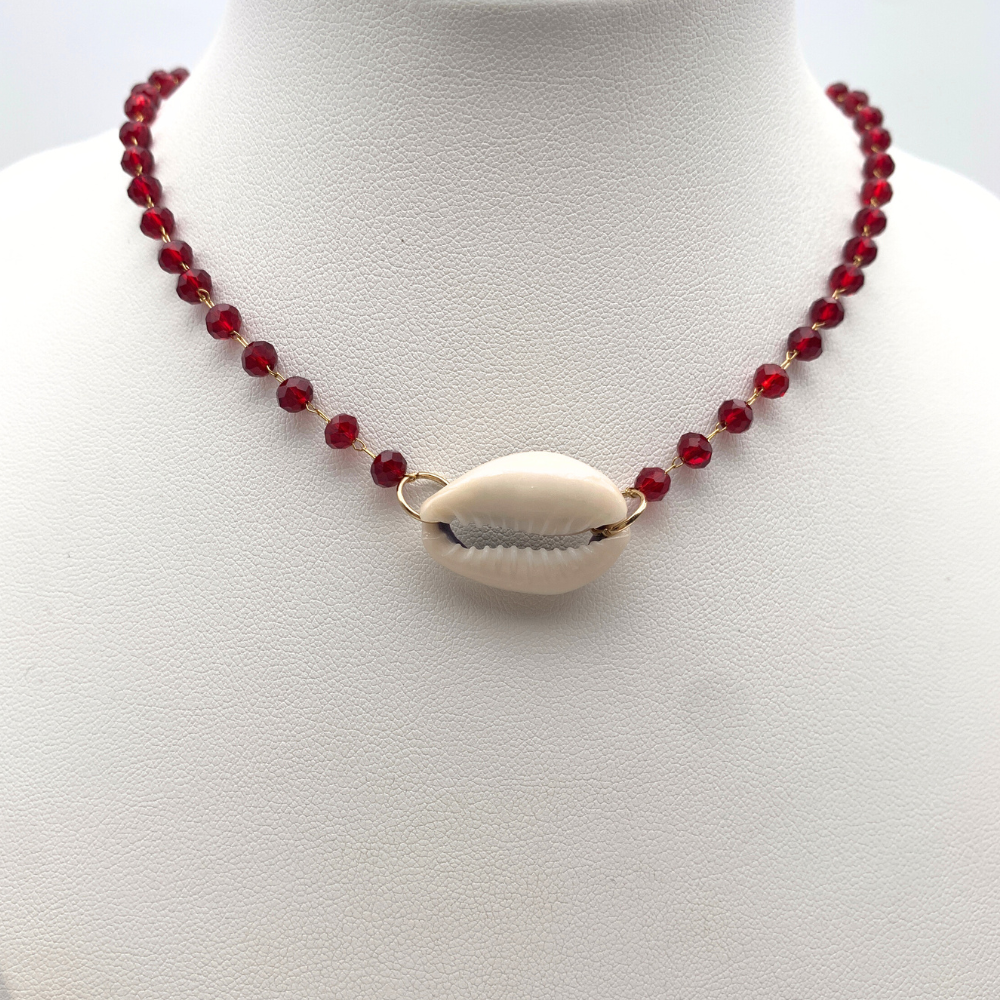 choker in acciaio gold con perline rosso rubino e conchiglia centrale