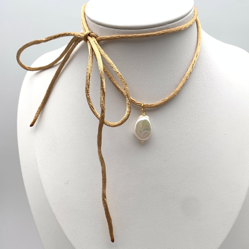 Choker in Raso Dorato con Perla di Fiume in Argento Gold