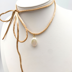 choker in raso dorato con ciondolo perla di fiume