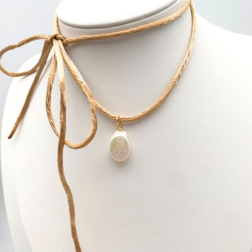 choker in raso dorato con ciondolo perla di fiume