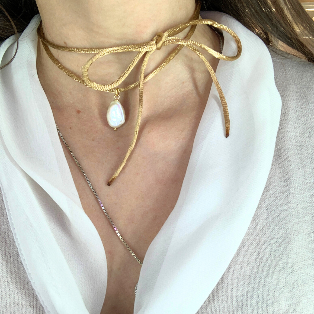 choker in raso marrone dorato con ciondolo perla di fiume