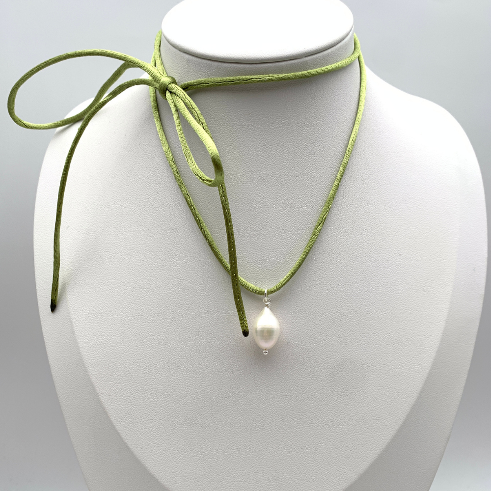 choker in raso verde acido con ciondolo perla di fiume