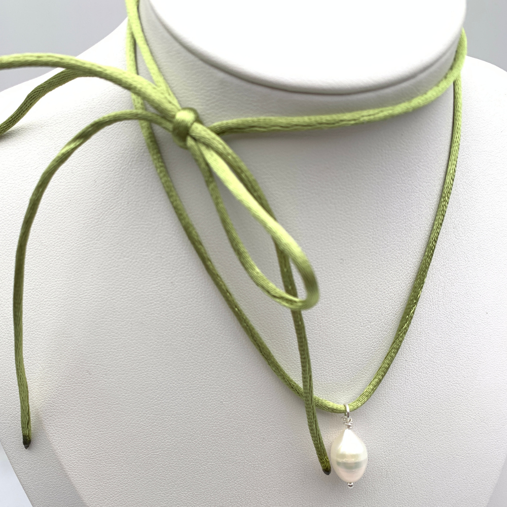 choker in raso verde acido con ciondolo perla di fiume