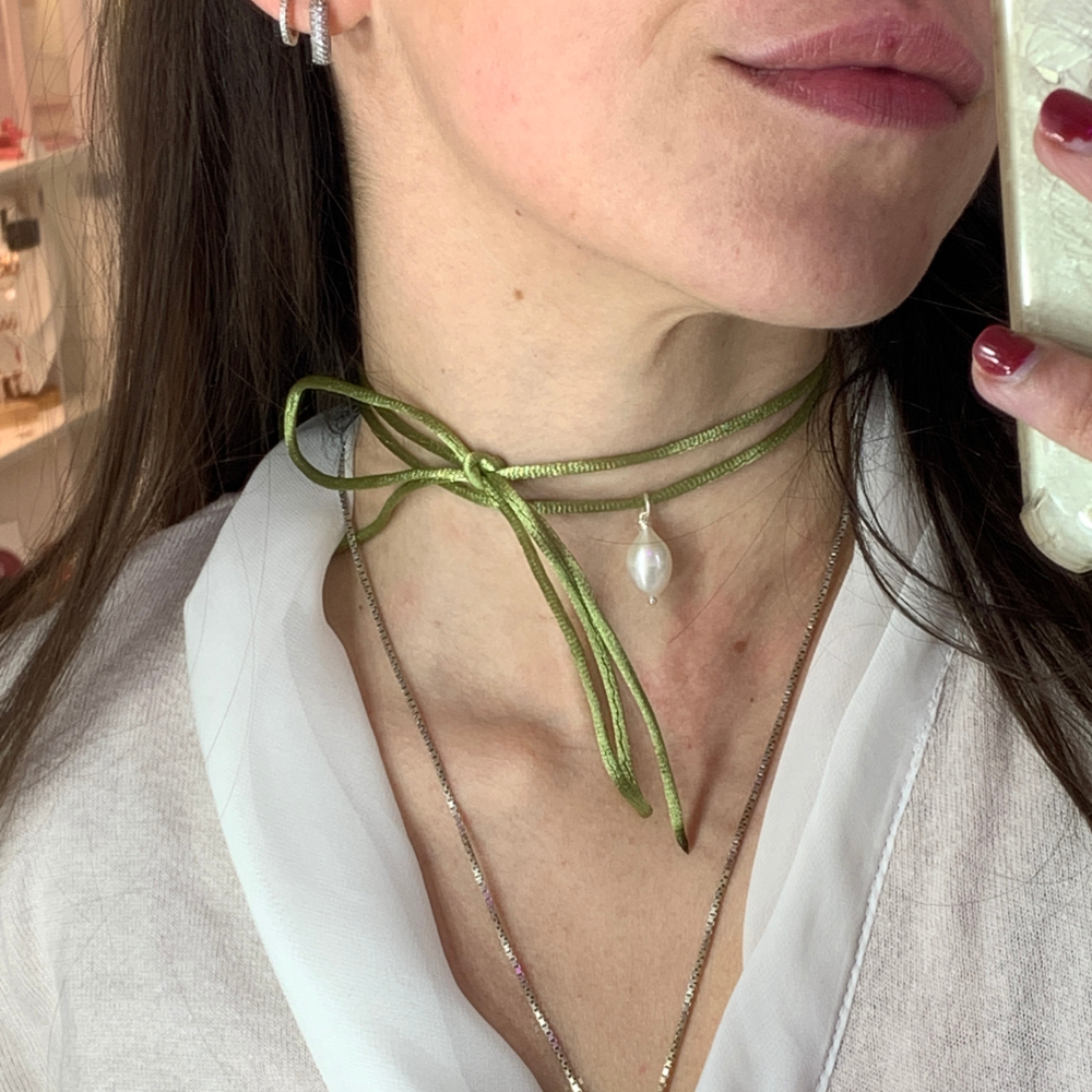 choker in raso verde acido con ciondolo perla di fiume