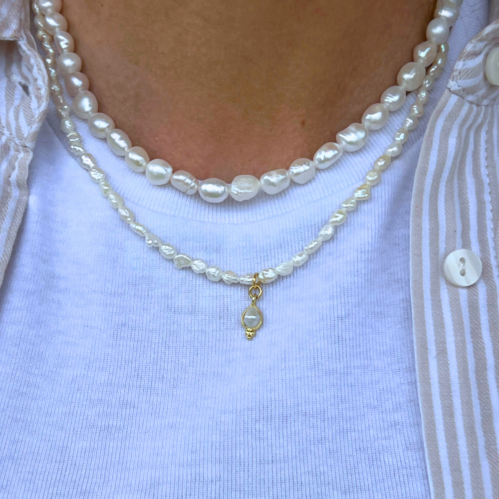 Collana Aurora con Micro Perle di Fiume e Pietra Bianca in Argento Gold