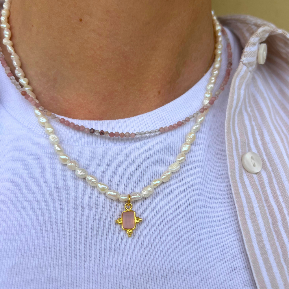 Collana Aurora con Micro Perle di Fiume e Pietra Rosa in Argento Gold