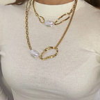 Equilibri Preziosi – Collana Lunga in Acciaio Gold con Perle e Anelli Martellati