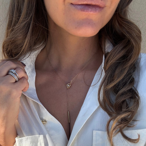 Collana Nodo Dorato con Zircone e Pendente Cilindrico