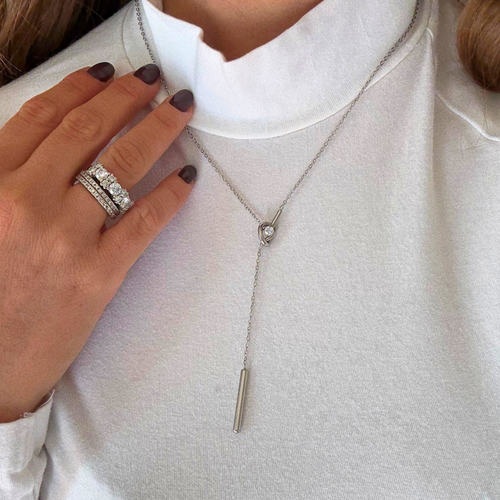 Collana Nodo Argentato con Zircone e Pendente Cilindrico