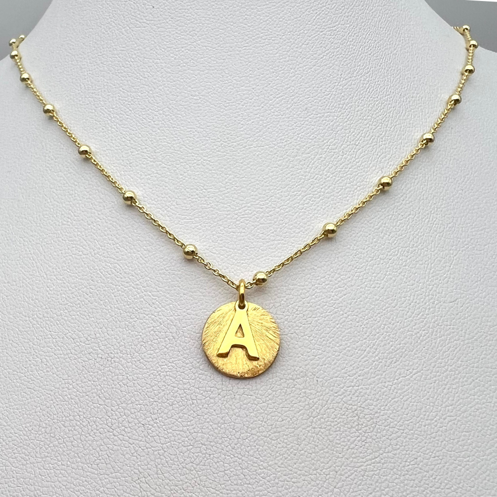 collana in argento 925 con piastrina satinata e lettera personalizzabile gold