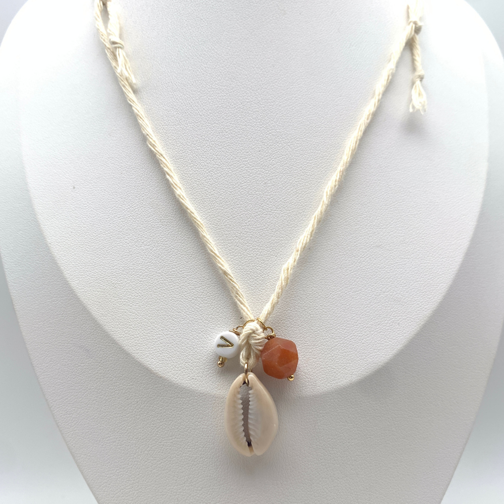 collana gipsy in acciaio gold con ciondoli perlina con lettera personalizzabile, conchiglia e pietra viola, arancione o azzurra