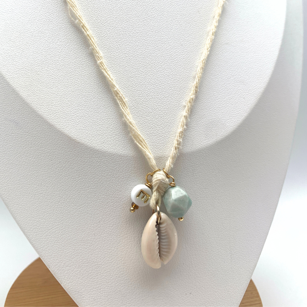 collana gipsy in acciaio gold con ciondoli perlina con lettera personalizzabile, conchiglia e pietra viola, arancione o azzurra