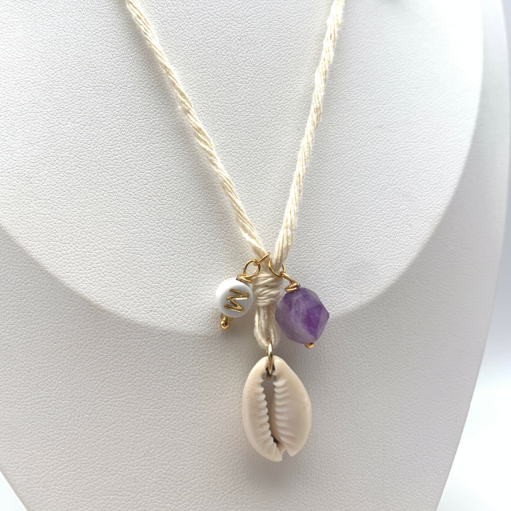 collana gipsy in acciaio gold con ciondoli perlina con lettera personalizzabile, conchiglia e pietra viola, arancione o azzurra