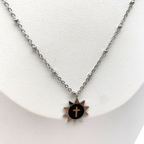 collana in acciaio silver lunga con catenella alternata a micro sfere e ciondolo a forma di sole smaltato nero con croce centrale