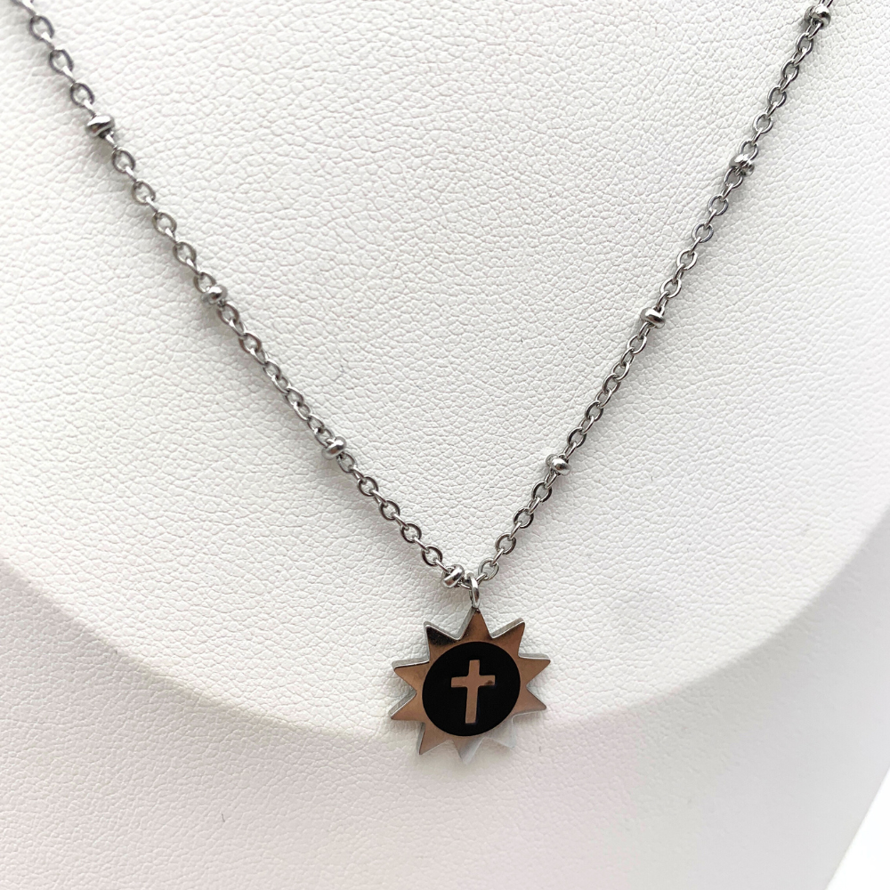 collana in acciaio silver lunga con catenella alternata a micro sfere e ciondolo a forma di sole smaltato nero con croce centrale