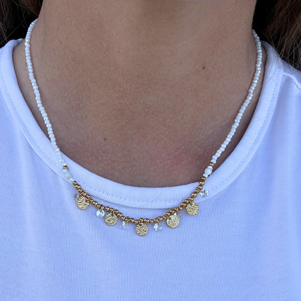 Collana Girocollo Bianca in Perline Colorate con Medagliette in Acciaio Gold
