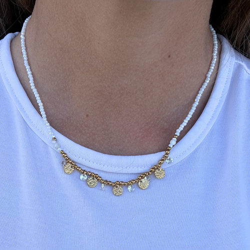 Collana Girocollo Bianca in Perline Colorate con Medagliette in Acciaio Gold
