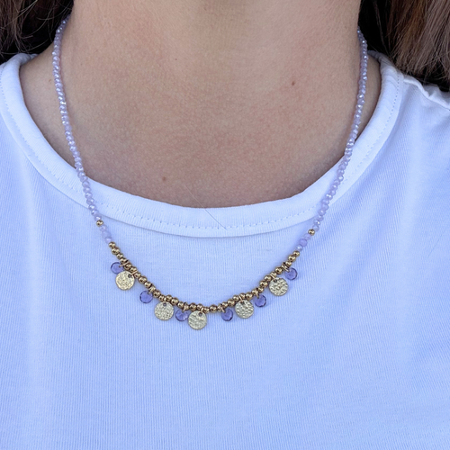 Collana Girocollo Lilla in Perline Colorate con Medagliette in Acciaio Gold