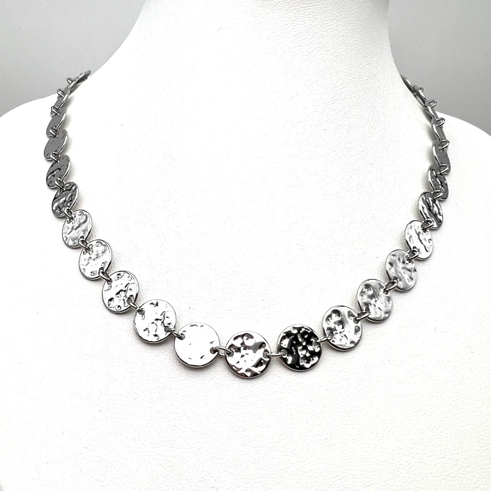 collana con medaglie martellate in acciaio silver