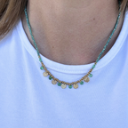 Collana Girocollo Verde in Perline Colorate con Medagliette in Acciaio Gold