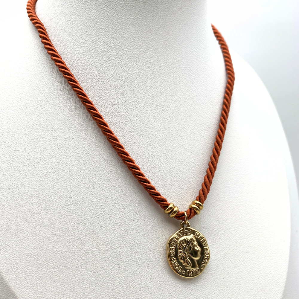 collana con cordino torchon color rosso mattone con moneta in acciaio gold