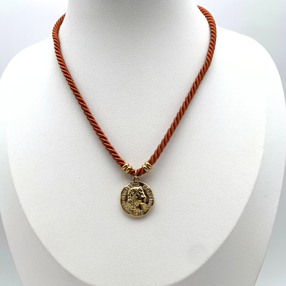 collana con cordino torchon color rosso mattone con moneta in acciaio gold