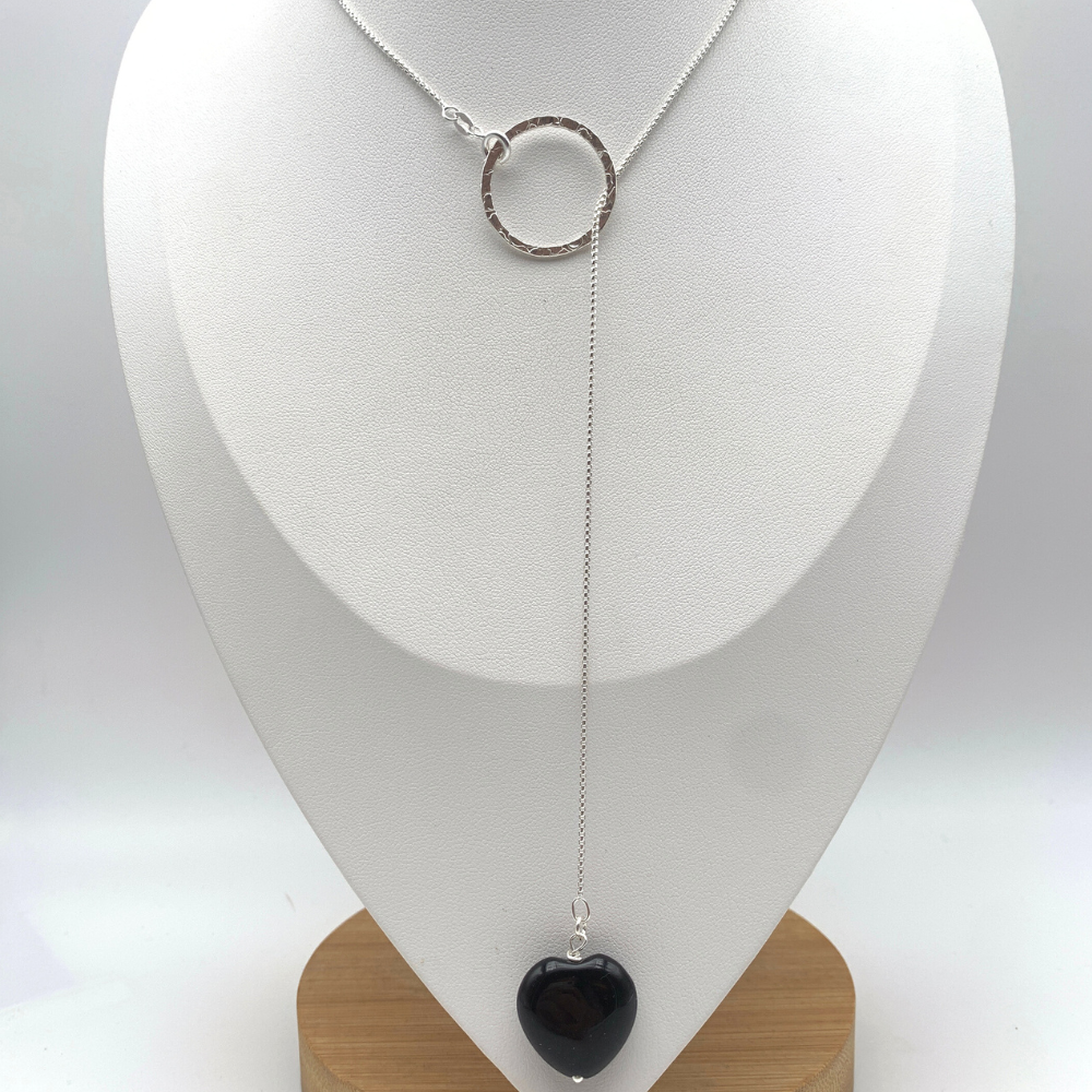 collana pendol in argento 925 con cerchio martellato e pietra nera a forma di cuore scorrevoli silver
