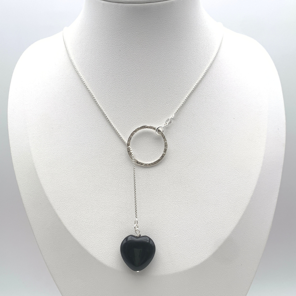 collana pendol in argento 925 con cerchio martellato e pietra nera a forma di cuore scorrevoli silver