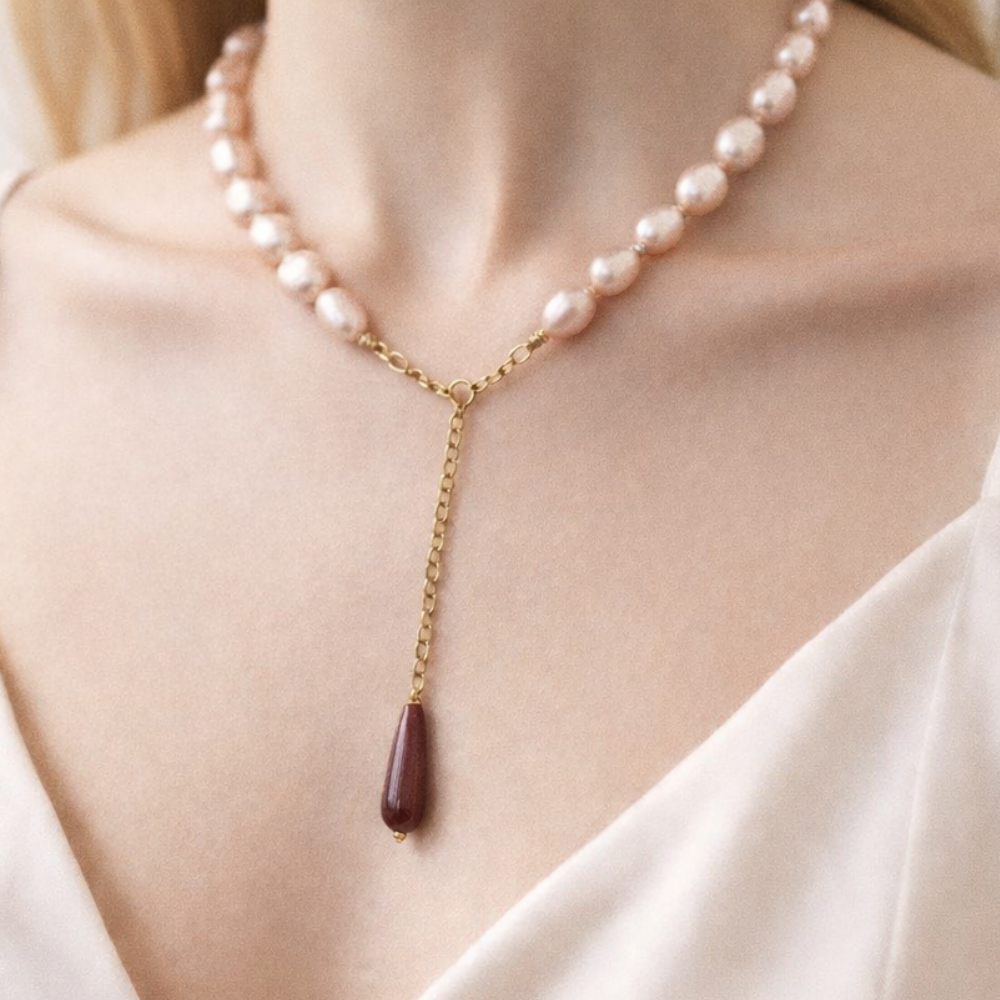 Collana Pendol con Maxi Perle Di fiume e Goccia di Corniola in Acciaio Gold