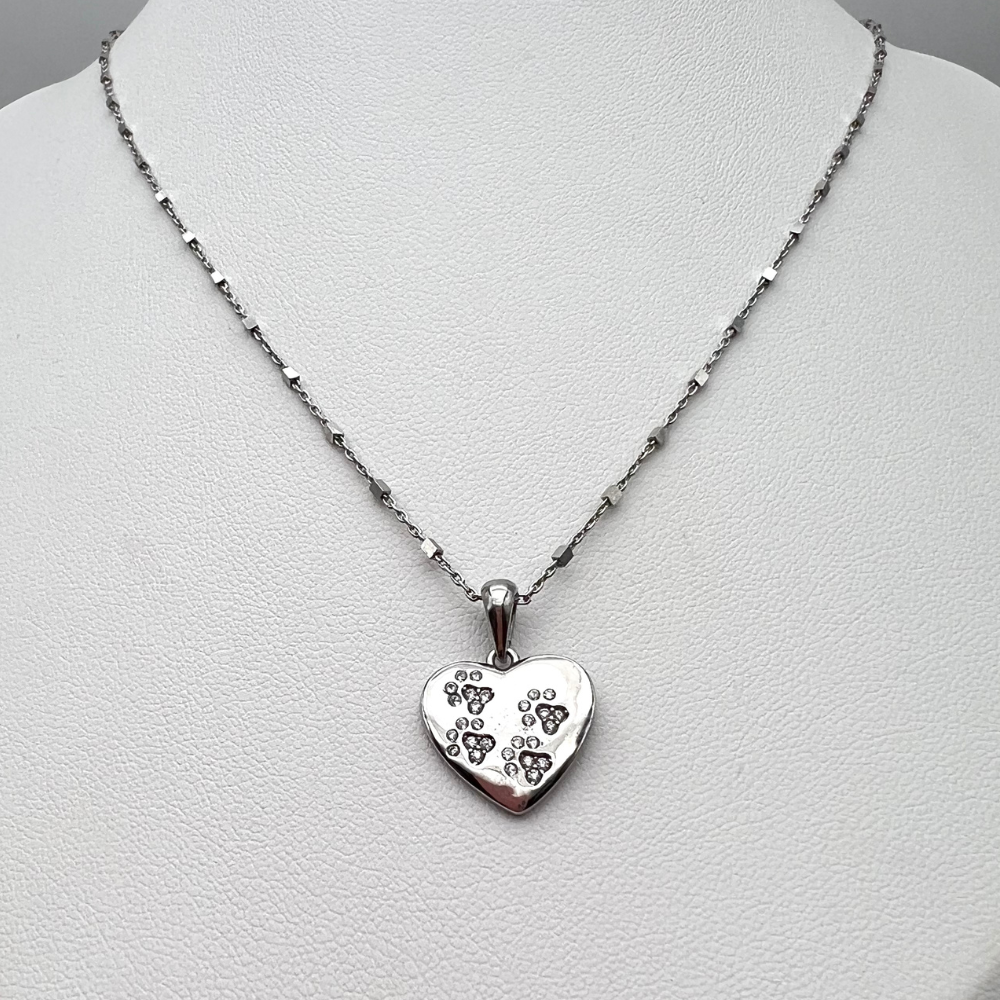 collana in argento 925 con ciondolo a forma di cuore con zampette incastonate di zirconcini bianchi