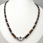 collana uomo in acciaio silver con rondelle e pietre marroni e ciondolo rosa dei venti
