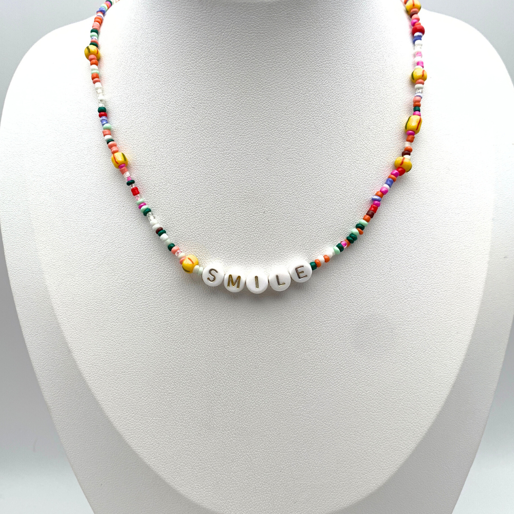 collana in acciaio silver con perline colorate e scritta smile