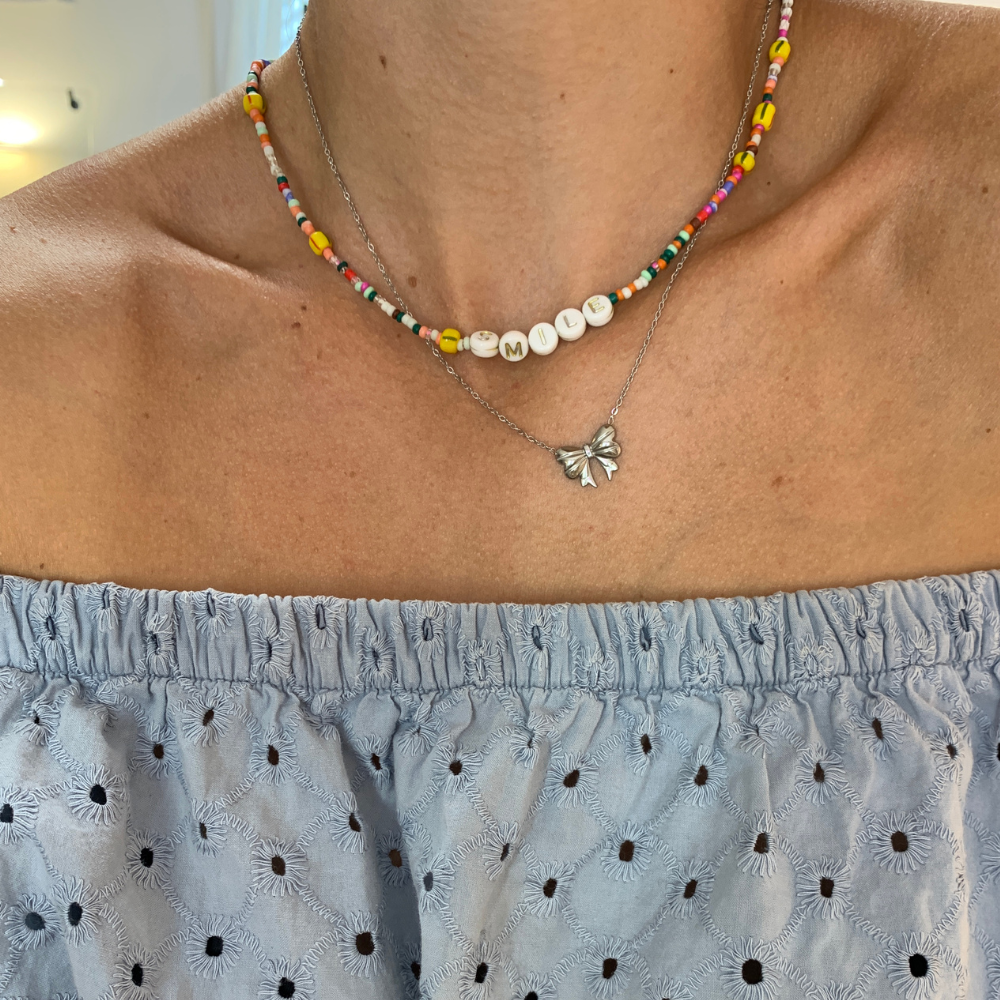 collana in acciaio silver con perline colorate e scritta smile