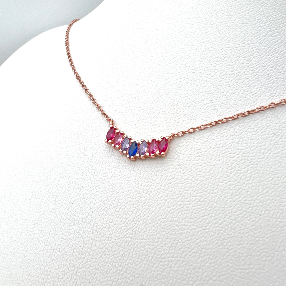 collana in argento placcata oro rosa con pendente di zirconi colorati