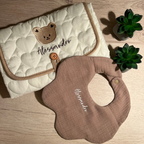 fasciatoio portatile personalizzato con nome scritta marrone e bavaglino a fiore marrone con scritta bianca