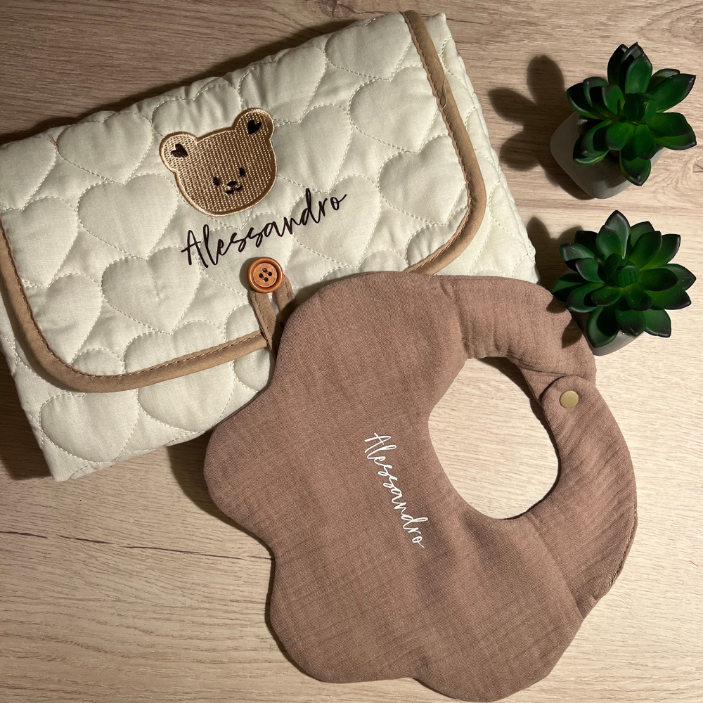 fasciatoio portatile personalizzato con nome scritta marrone e bavaglino a fiore marrone con scritta bianca