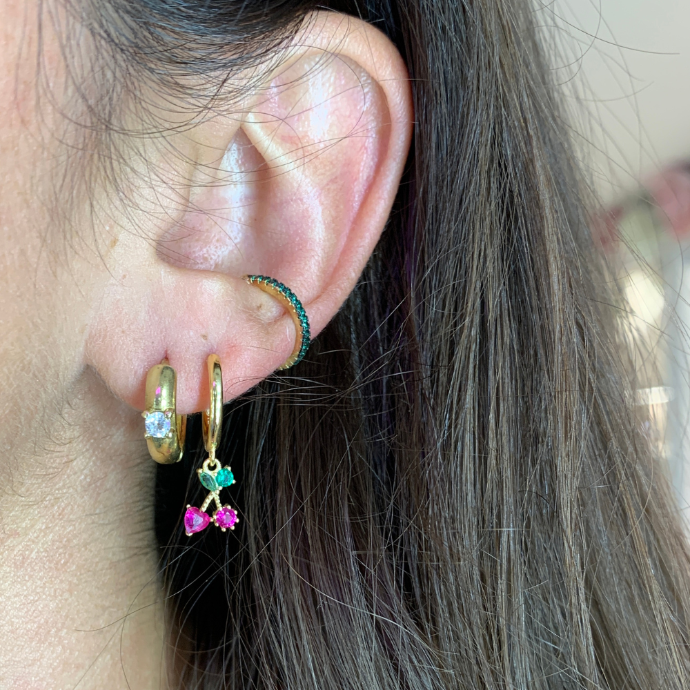 mono orecchino a cerchietto in argento gold con ciliegie pendente con zirconi fucsia e verde