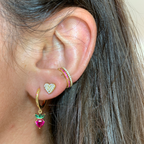 mono orecchino a cerchietto in argento gold con fragola pendente con zirconi fucsia e verdi