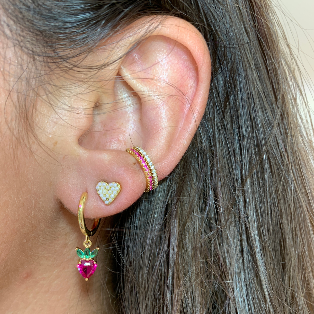 mono orecchino a cerchietto in argento gold con fragola pendente con zirconi fucsia e verdi