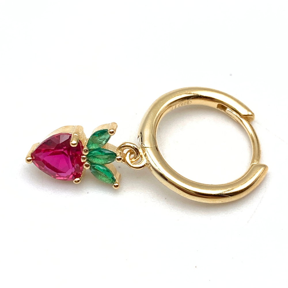 mono orecchino a cerchietto in argento gold con fragola pendente con zirconi fucsia e verdi