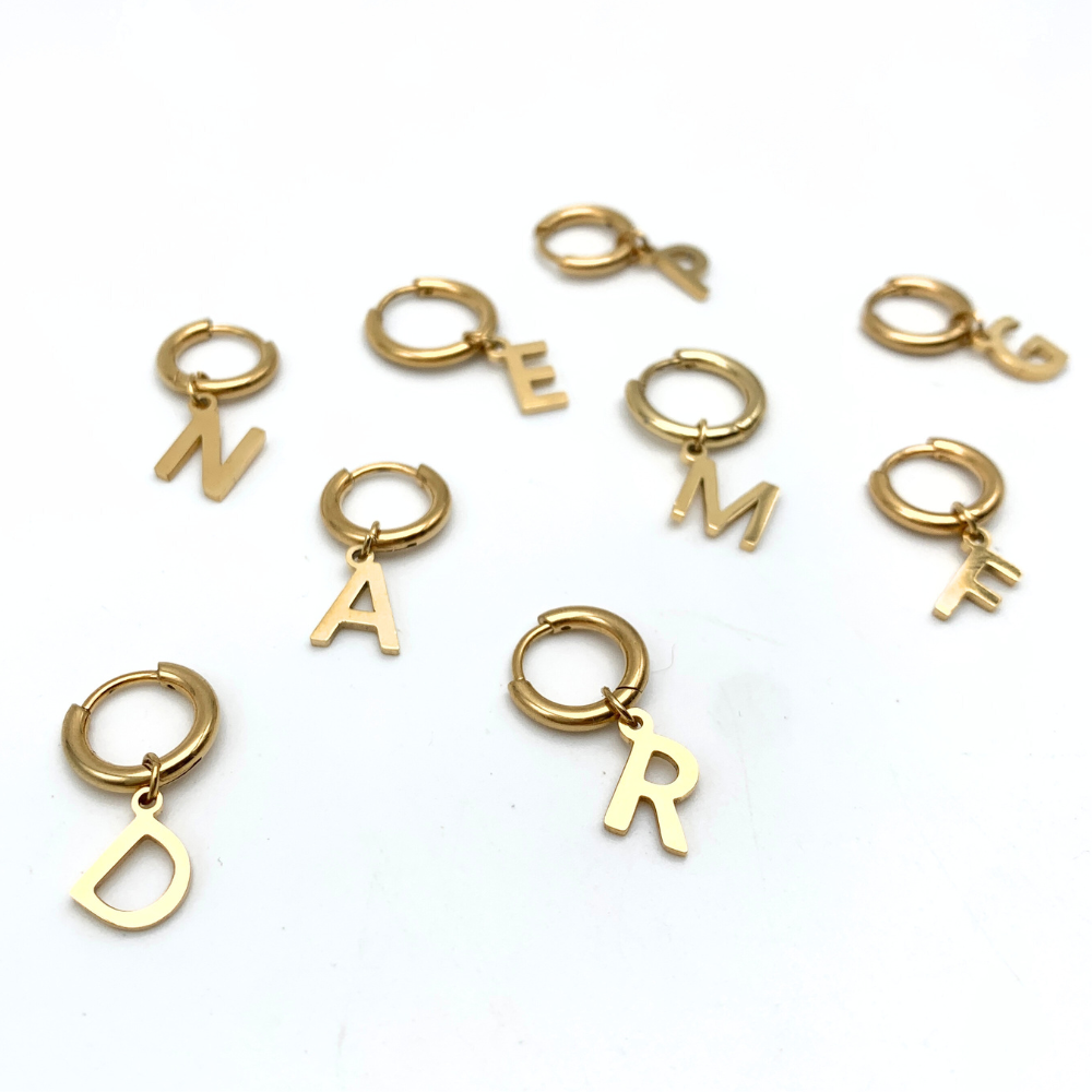 orecchino a cerchio gold con ciondolo personalizzato con lettera in acciaio gold
